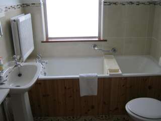 Загородные дома Castletown House Donaghmore Cемейный номер с собственной ванной комнатой-1